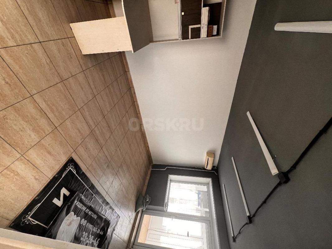 Сдам в аренду помещение на 1-вом этаже в 9ти этажном доме, отдельный вход, светлое, большая проходим - Орск