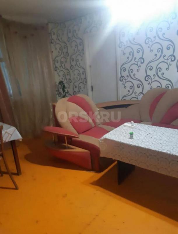 Продам квартиру в центре города площадью 57 квадратов, второй этаж пятиэтажного дома. - Орск