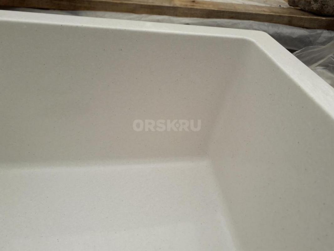 Глянцевая каменная мойка Катрин повреждена - отломлена полка. - Орск