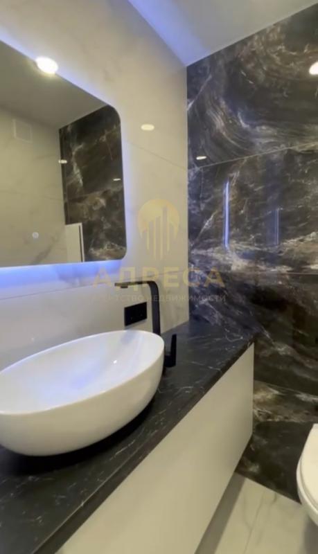 В продаже евро 3-ка, кухня-гостиная 21  кв м, 2 спальни,  раздельный с/у,  из мебели - кухня в 3 уро - Оренбург