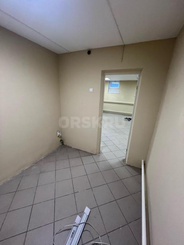 6 микрорайон сдаются помещения различной площади на цокольном этаже,новый ремонт,хороший пеший и авт - Орск