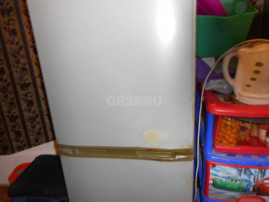 холодильник 2х камерный рабочий но с дефектом трещина 6 см на задней стенке - Орск