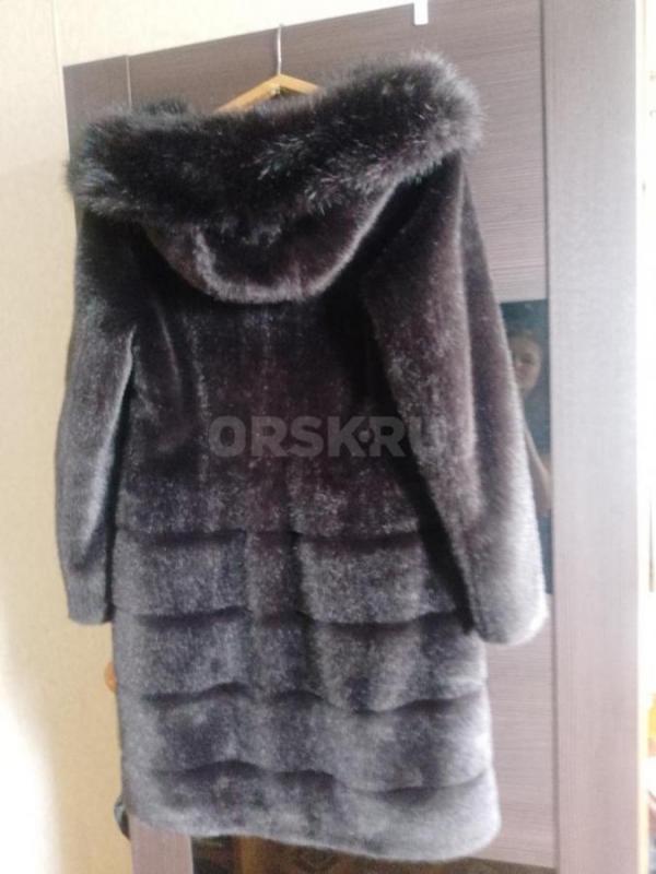 Продам шубу с капюшоном искусственную очень теплая одевала 2 раза стала маленькая, темно коричневая - Орск