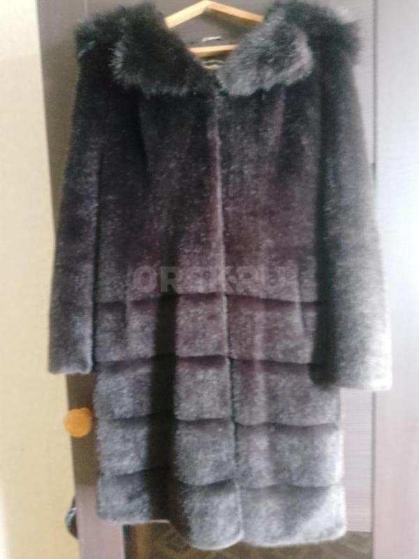Продам шубу с капюшоном искусственную очень теплая одевала 2 раза стала маленькая, темно коричневая - Орск