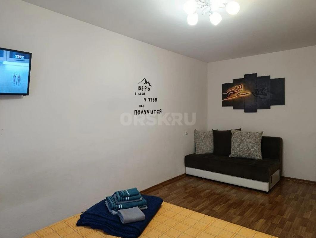 Сдается однокомнатная квартира в центре города в шаговой доступности рынок Авангард,врачебно- физкул - Орск