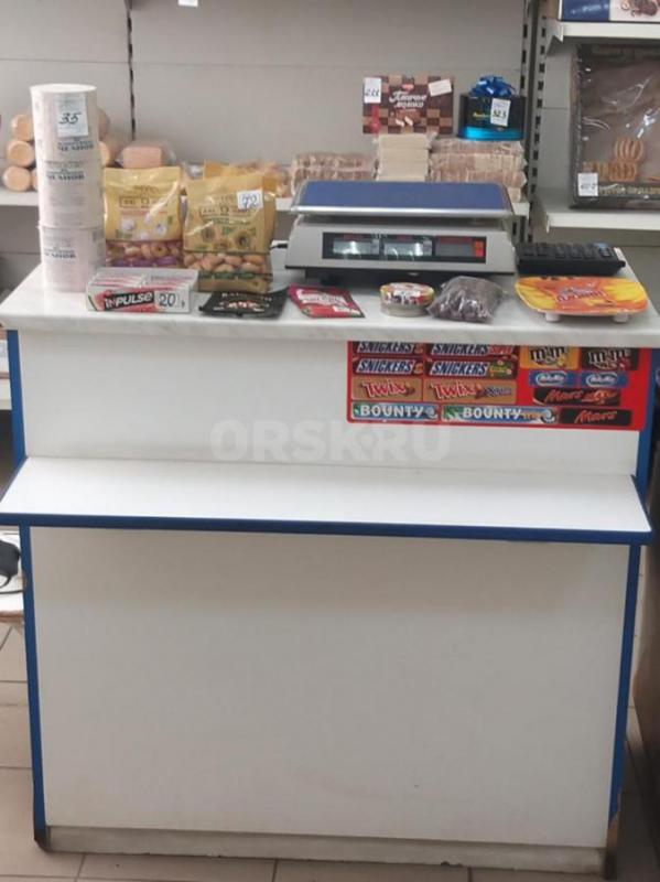 Продам:
-выдвижная стеклянная витрина - 2500 р
-кухонный стол -1500 р
-витрина тумба с денежным я - Орск