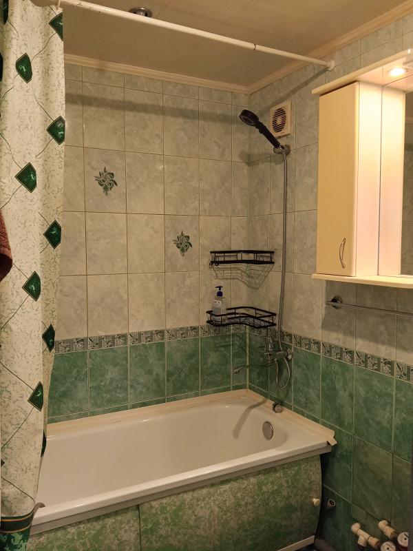 Сдаётся чистая, тёплая двухкомнатная квартира, имеется кондиционер. - Новотроицк