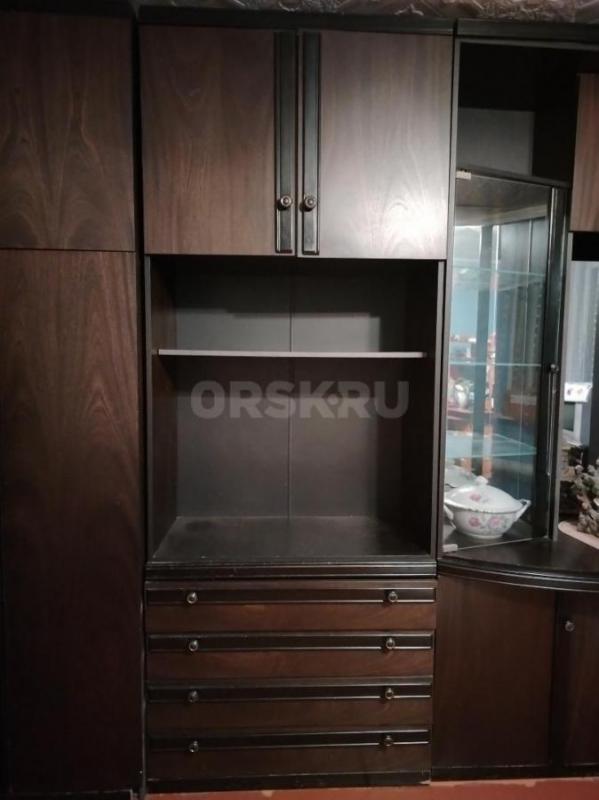 Продаётся стильный шкаф с комодом из дерева в коричневом цвете. - Орск