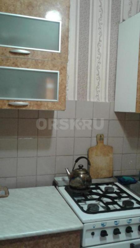 Сдам однокомнатную квартиру на втором этаже с застекленным балконом по пр. - Орск