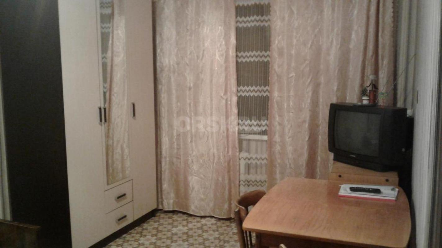 Сдам однокомнатную квартиру на втором этаже с застекленным балконом по пр. - Орск