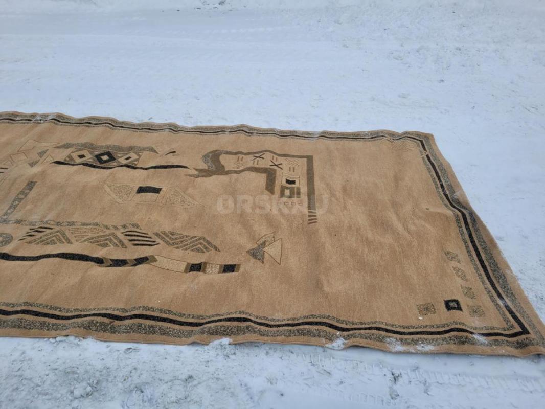 продам ковер чистый пользовались мало 5м на 2.5 - Орск