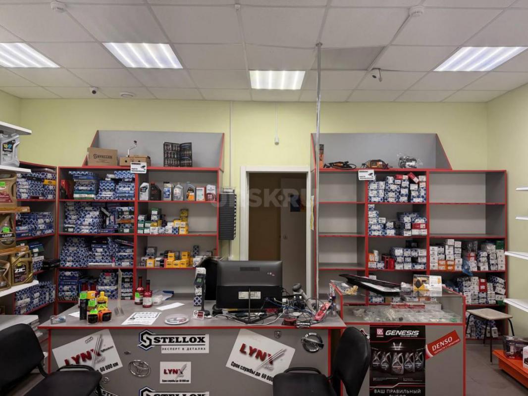 Стеллажи, стол, витрины в связи с закрытием магазина. - Орск