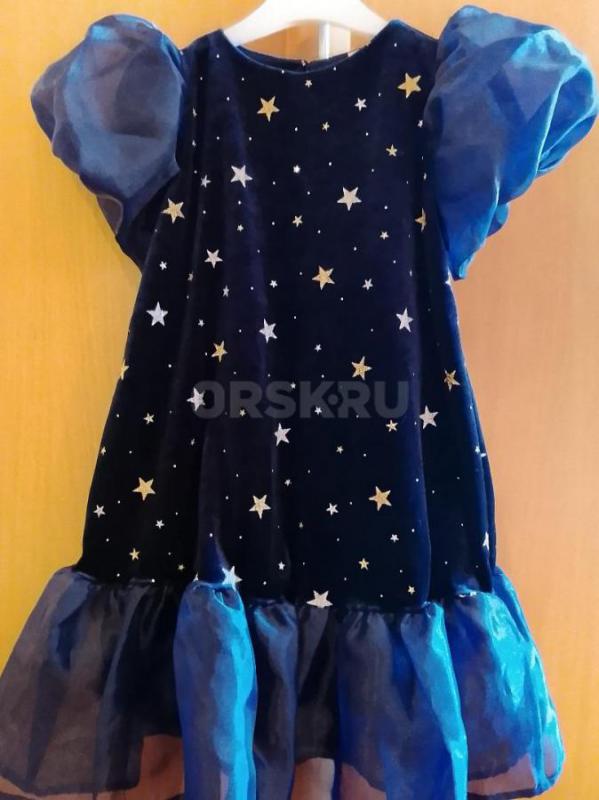 Продаются платья на девочку: пышное сиреневое платье (размер 110 см) - 1200 рублей, платье со звезда - Орск