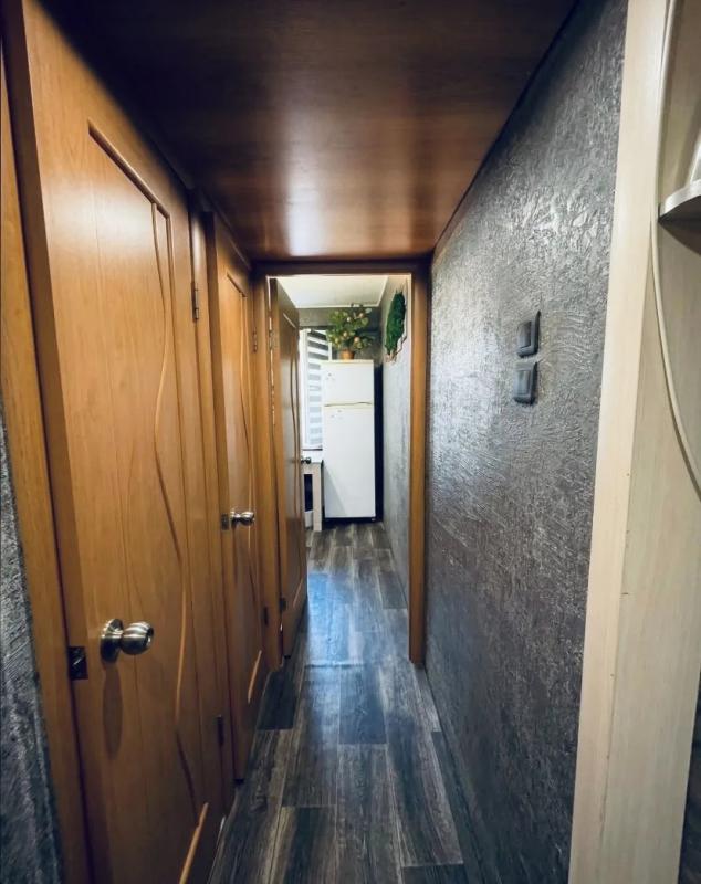 Продается 2х-комнатная квартира на первом этаже панельного пятиэтажного дома по адресу: улица Зелена - Новотроицк