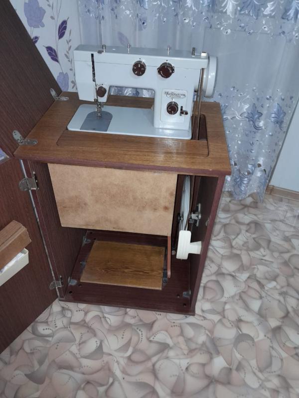 Продам машину швейную ЧАЙКА 144 А  бытовая 143-22-1 класса с глянцевым или матовым столом и с ножным - Гай