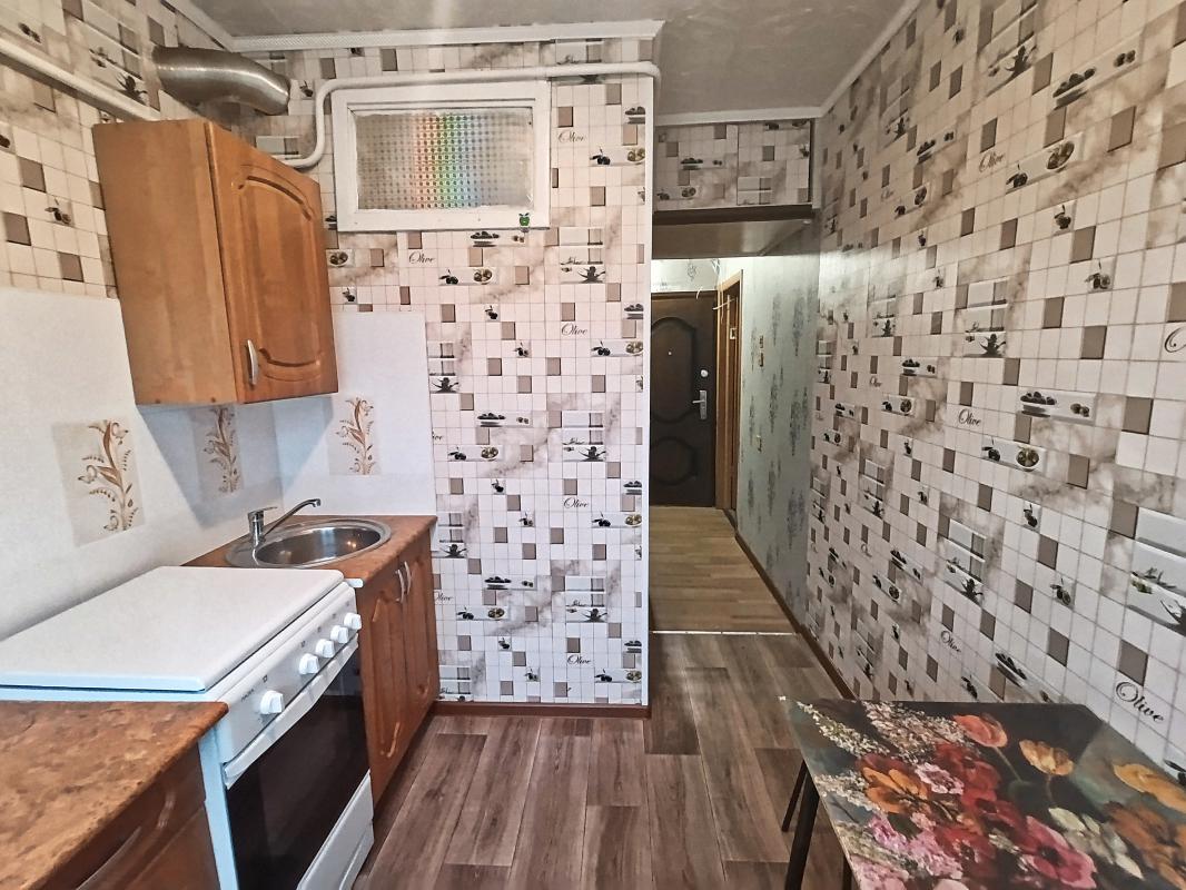 Продается 1-комнатная квартира на первом этаже пятиэтажного панельного дома по адресу: пр. - Новотроицк