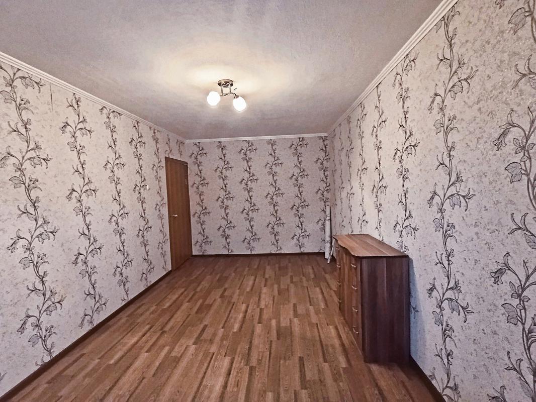 Продается 1-комнатная квартира на первом этаже пятиэтажного панельного дома по адресу: пр. - Новотроицк