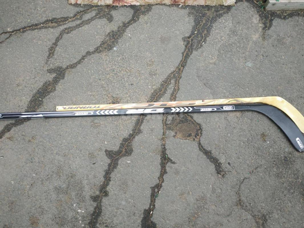 Продам 2 хоккейные клюшки, взрослая и детская, играли очень мало, за обе 1300 руб. - Орск