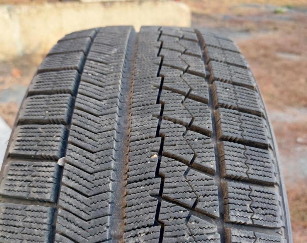 Зимние нешипованные шины Bridgestone Blizzak VRX 225/40 R18  88S.
4 шт., немного б/у. - Орск