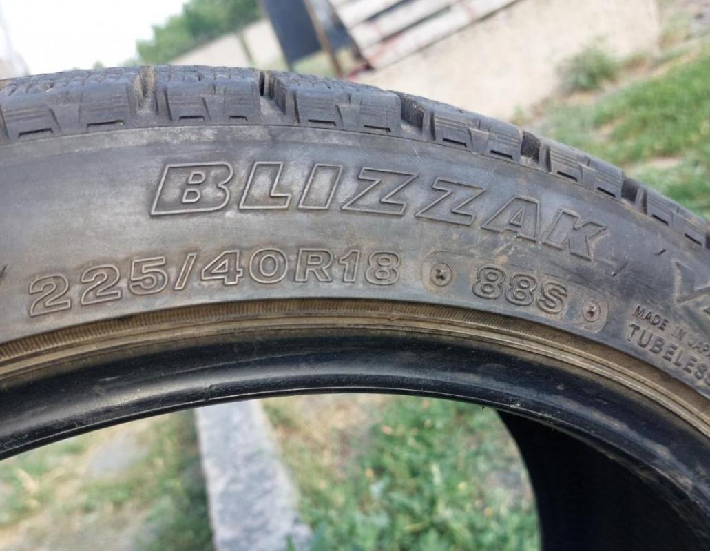 Зимние нешипованные шины Bridgestone Blizzak VRX 225/40 R18  88S.
4 шт., немного б/у. - Орск