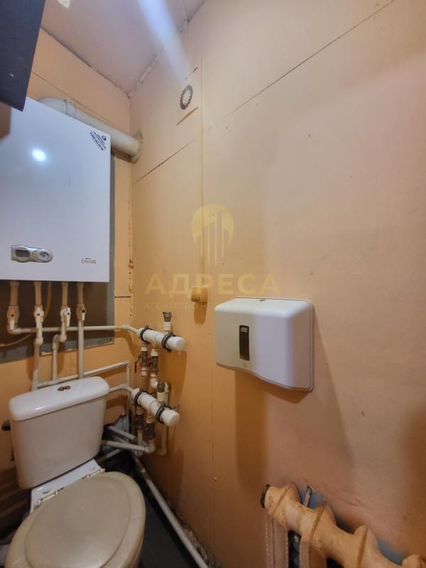 Продается 2 комнатная квартира в самом центре города, на 2 этаже 2-х этажного бревенчатого дома! - Оренбург