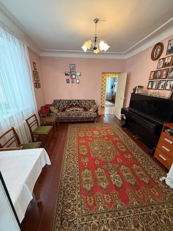 Продается 3-комнатная квартира общей площадью 53,3 м2. 1-й этаж в 2-этажном доме, большой балкон, по - Новотроицк