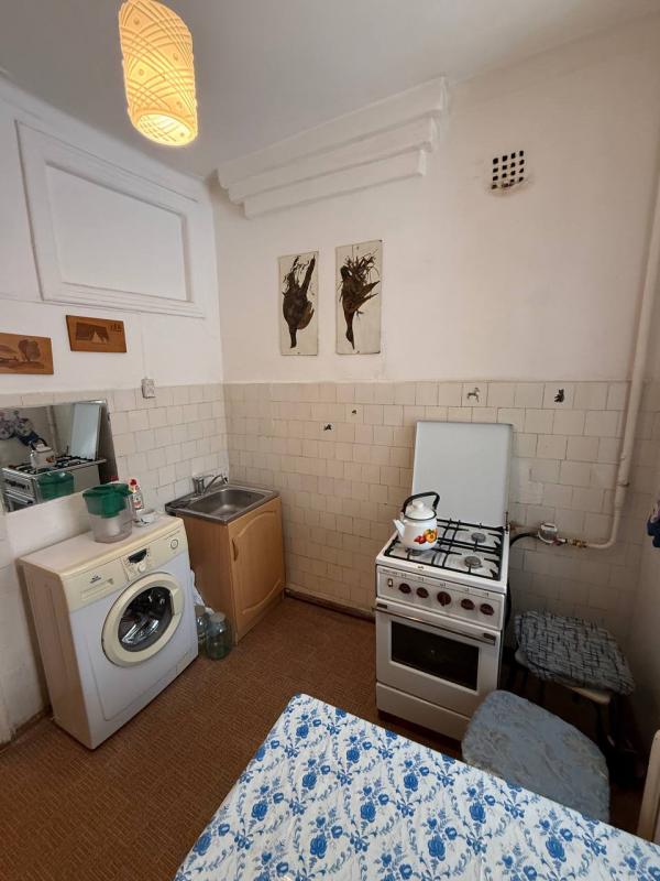 Продается 3-комнатная квартира общей площадью 53,3 м2. 1-й этаж в 2-этажном доме, большой балкон, по - Новотроицк