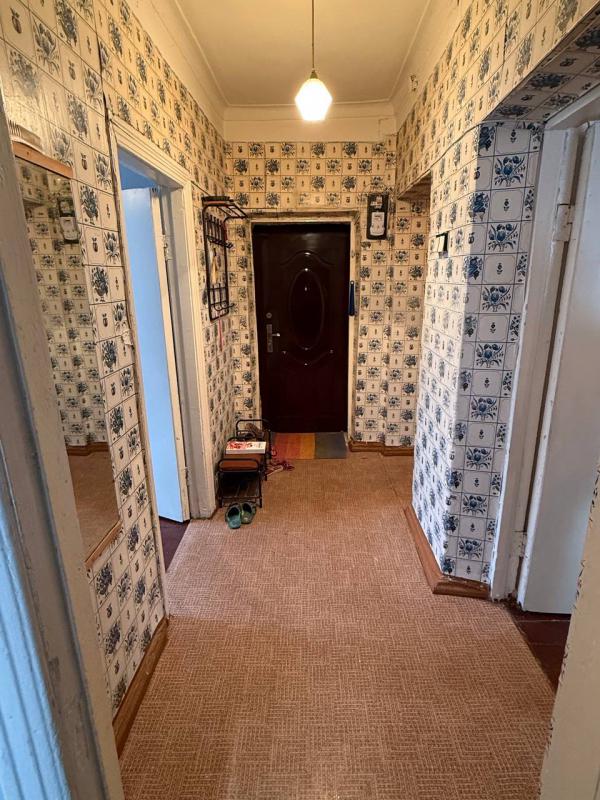 Продается 3-комнатная квартира общей площадью 53,3 м2. 1-й этаж в 2-этажном доме, большой балкон, по - Новотроицк