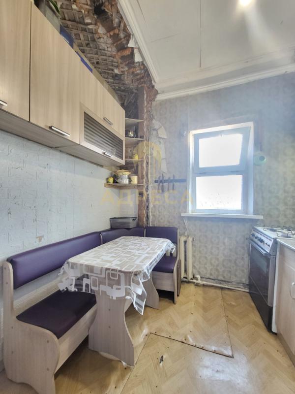 Продается 2 комнатная квартира в самом центре города, на 2 этаже 2-х этажного бревенчатого дома! - Оренбург