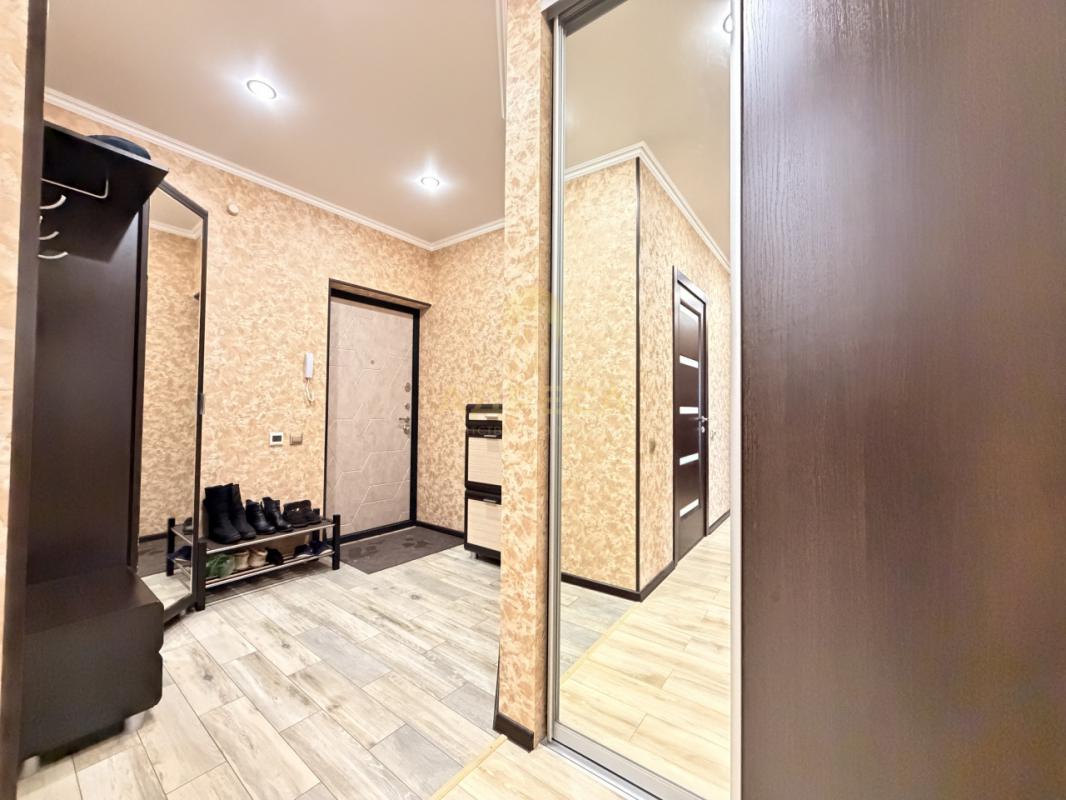 Продается квартира, полностью с ремонтом, расположенная на 14-м этаже 17 этажного дома. - Оренбург