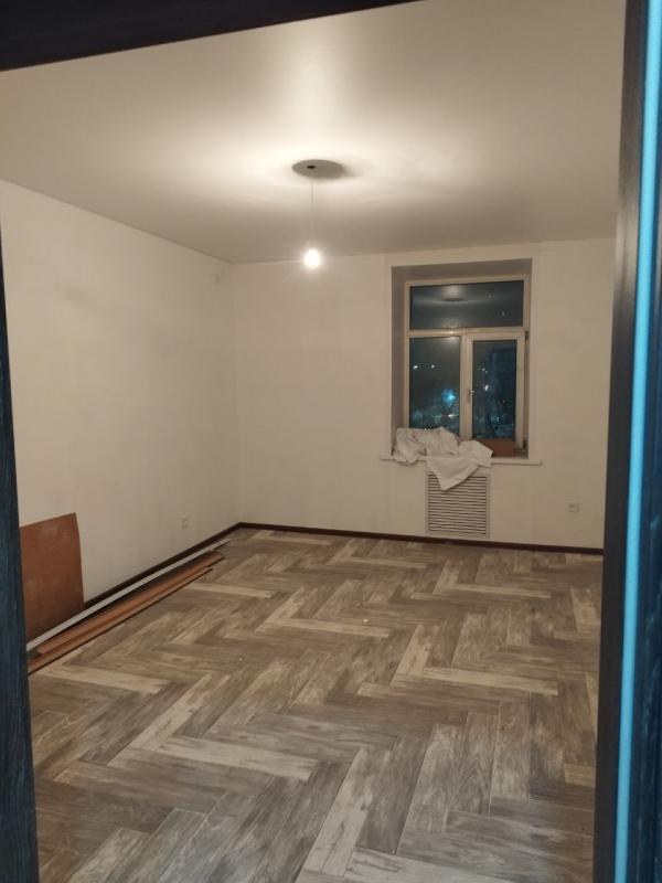 Продам просторную квартиру в сталинском доме на 3 этаже, площадью 86 м2 по адресу: г. - Новотроицк