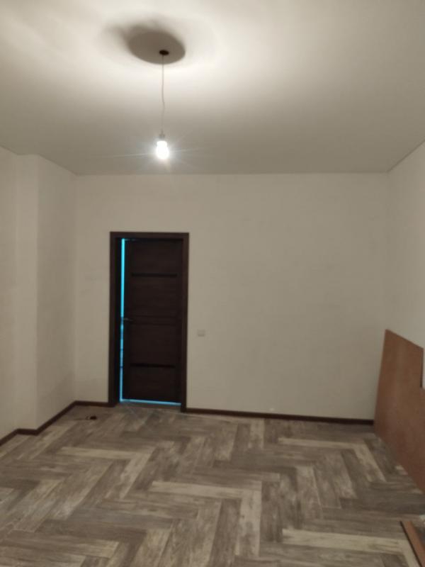 Продам просторную квартиру в сталинском доме на 3 этаже, площадью 86 м2 по адресу: г. - Новотроицк