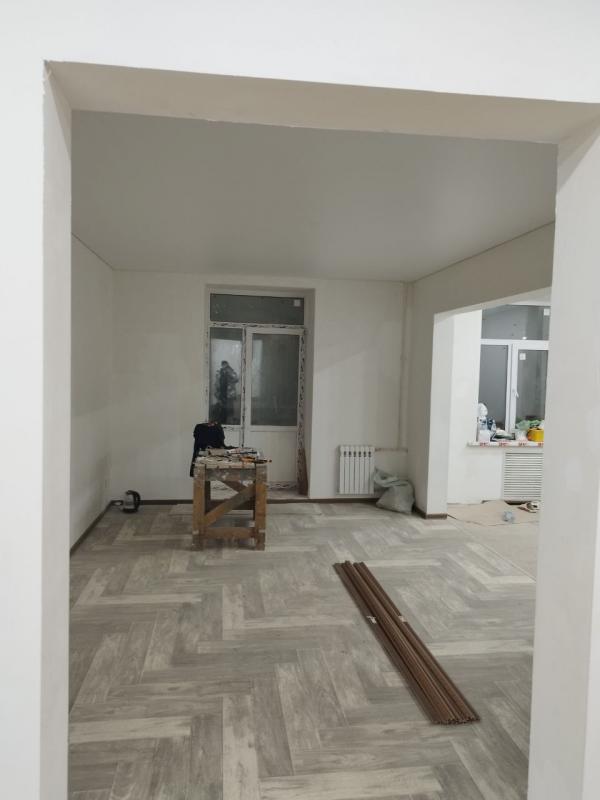 Продам просторную квартиру в сталинском доме на 3 этаже, площадью 86 м2 по адресу: г. - Новотроицк