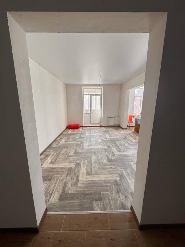 Продам просторную квартиру в сталинском доме на 3 этаже, площадью 86 м2 по адресу: г. - Новотроицк