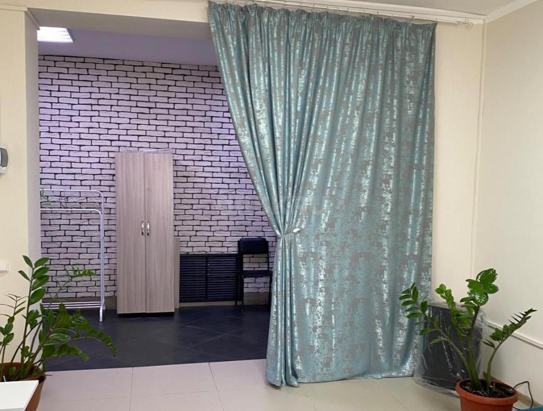 Сдается однокомнатное светлое помещение  площадью 34 кв. - Орск