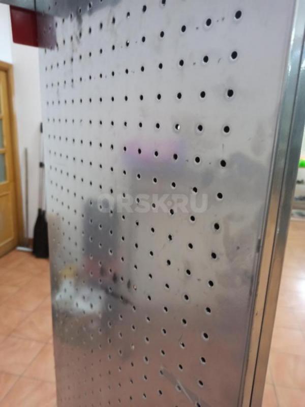 Cтенд для торговли двухсторонний,перфорированный,хорошее состояние,высота 182 см,ширина-43 см,2 корз - Орск