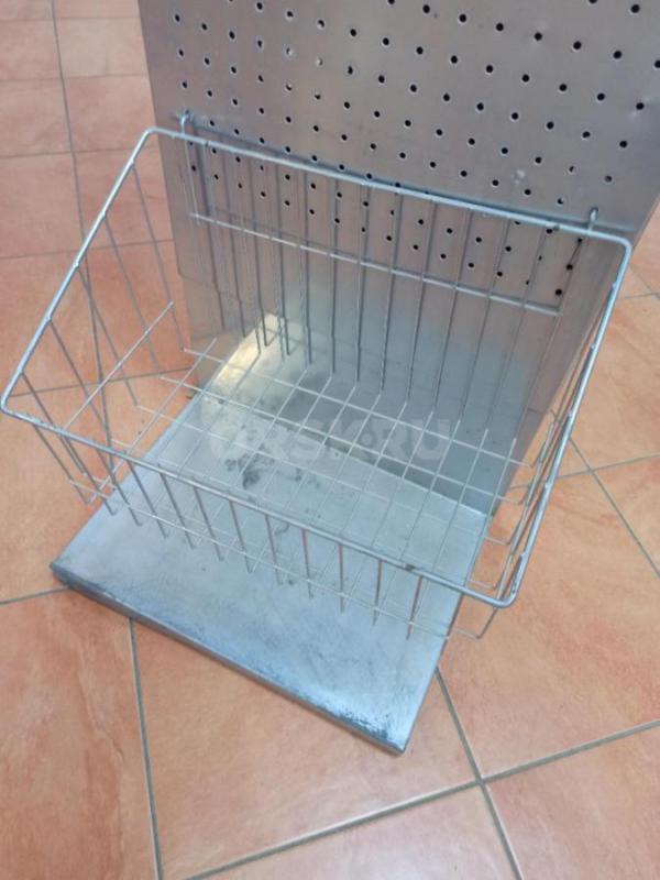 Cтенд для торговли двухсторонний,перфорированный,хорошее состояние,высота 182 см,ширина-43 см,2 корз - Орск