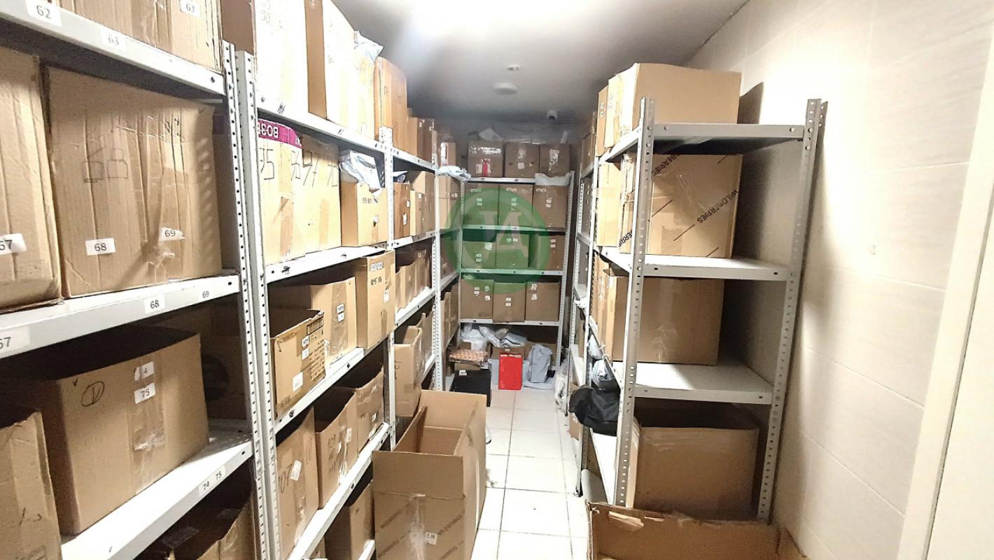 Продам встроенное нежилое помещение на 1 этаже многоквартирного жилого дома. - Орск