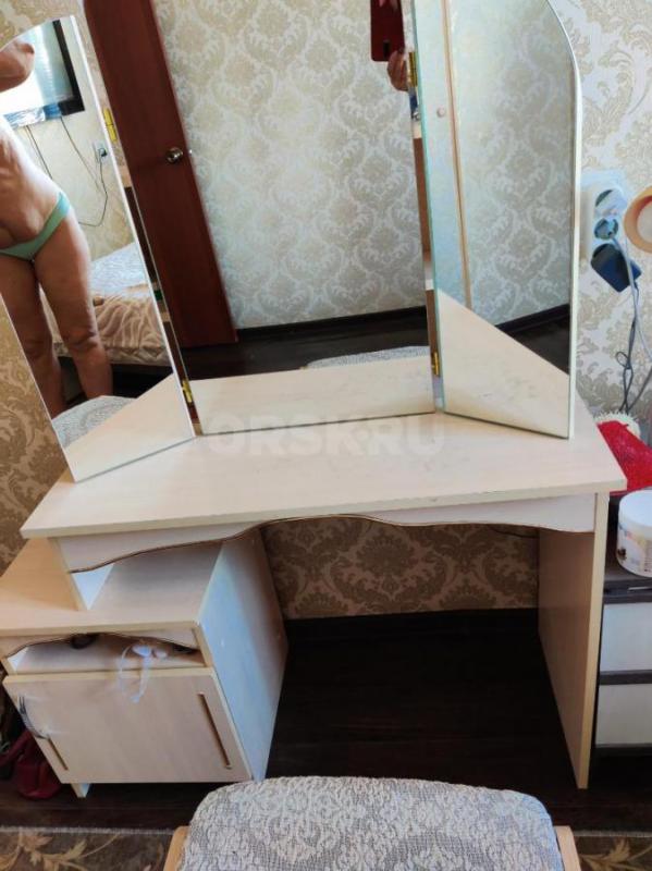 Продам туалетный столик в хорошем состоянии Размер 120,105,40 - Орск