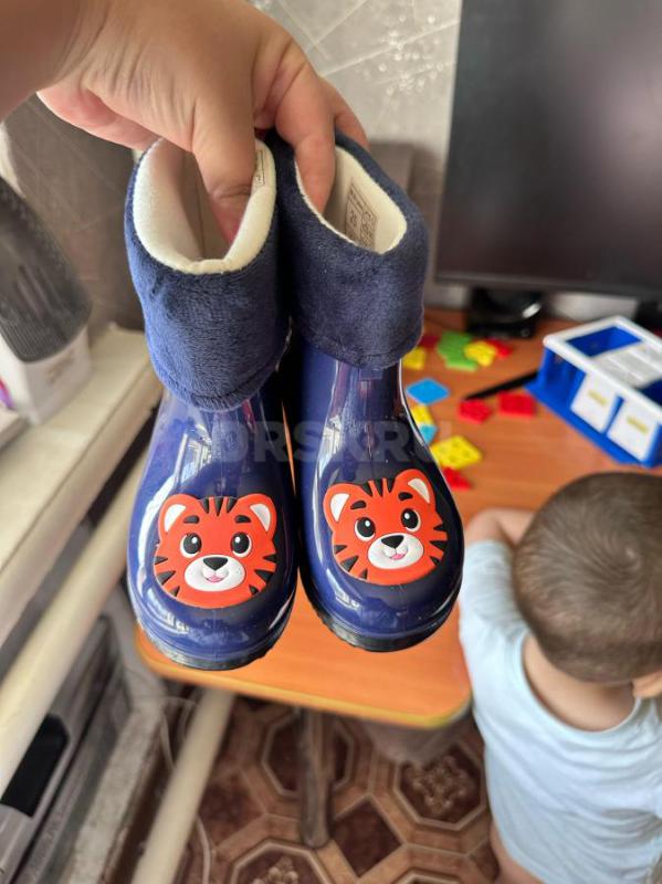 Продаем детская обувь резиновая демисизоная , нам не подошел размер , новые не носили на улице тольк - Орск