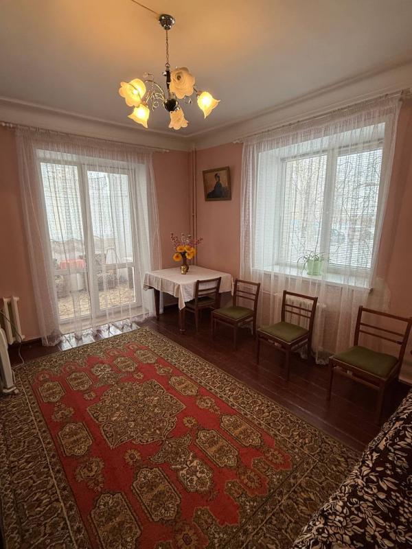 Продается уютная трехкомнатная квартира с изолированными комнатами с высокими потолками. - Новотроицк