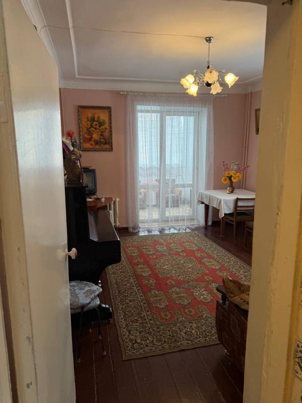 Продается уютная трехкомнатная квартира с изолированными комнатами с высокими потолками. - Новотроицк