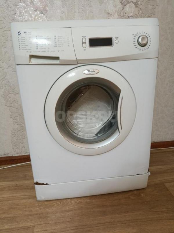 Стиральная машина "Whirlpool" в рабочем состоянии, шумит при отжиме. - Новотроицк