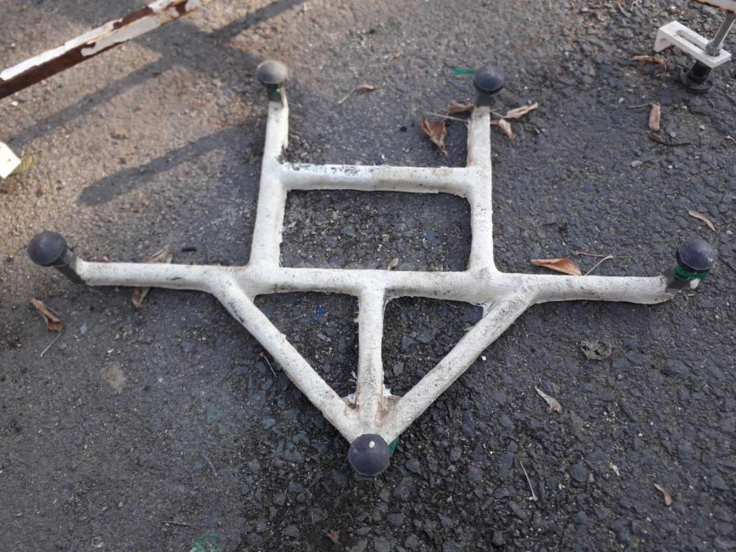 Ножки от акриловой ванны, 80*80, 80*120см- нет среднего болта, сломано одно крепление к ванне, ржа. - Орск