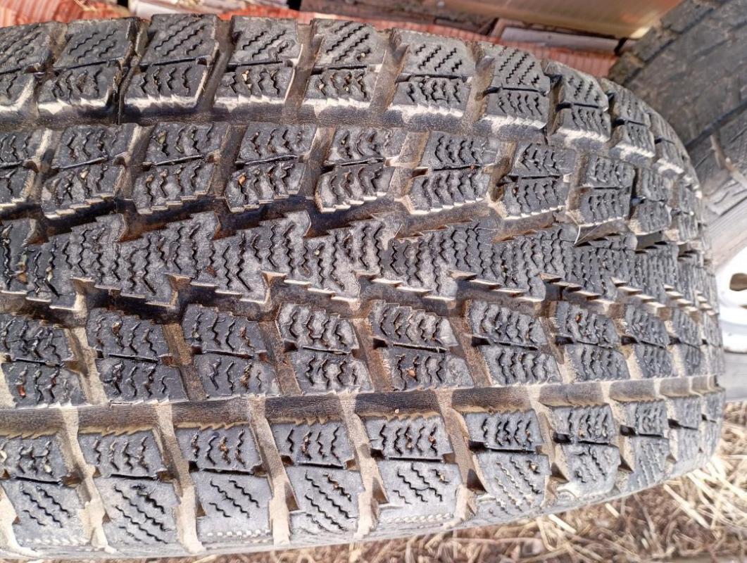 На УАЗ Патриот два колеса б/У на штампованных дисках летние шины "TOYO  Winter TRANTPACH S1 - Орск