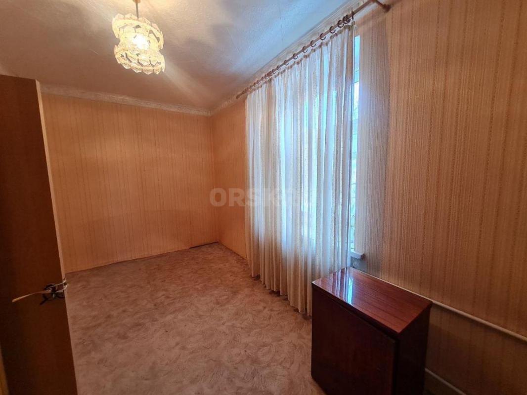 Продам просторную 3-х комнатную квартиру, расположенную на 2-м этаже добротного 2-х этажного дома по - Орск