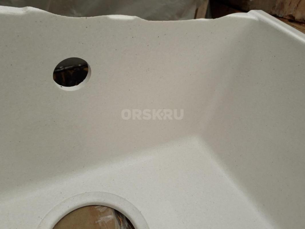 Глянцевая каменная мойка Катрин повреждена - отломлена полка. - Орск