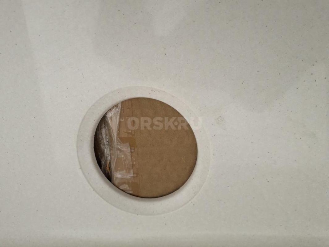 Глянцевая каменная мойка Катрин повреждена - отломлена полка. - Орск
