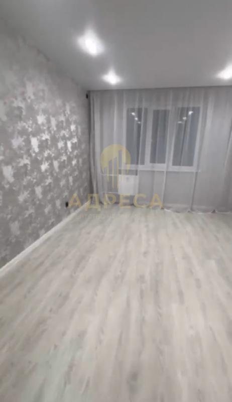 В продаже евро 3-ка, кухня-гостиная 21  кв м, 2 спальни,  раздельный с/у,  из мебели - кухня в 3 уро - Оренбург