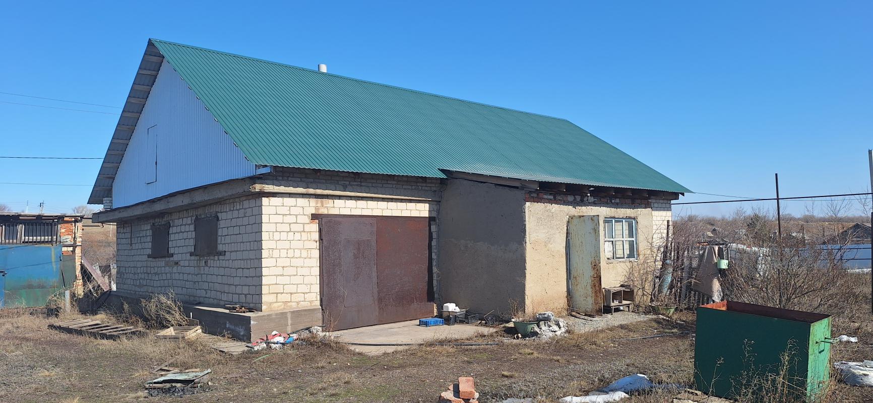 Дом, шпальный обложенный керпечем, в доме гараж, погреб, удобств нет, скважина баня, большой сарай, - Новотроицк